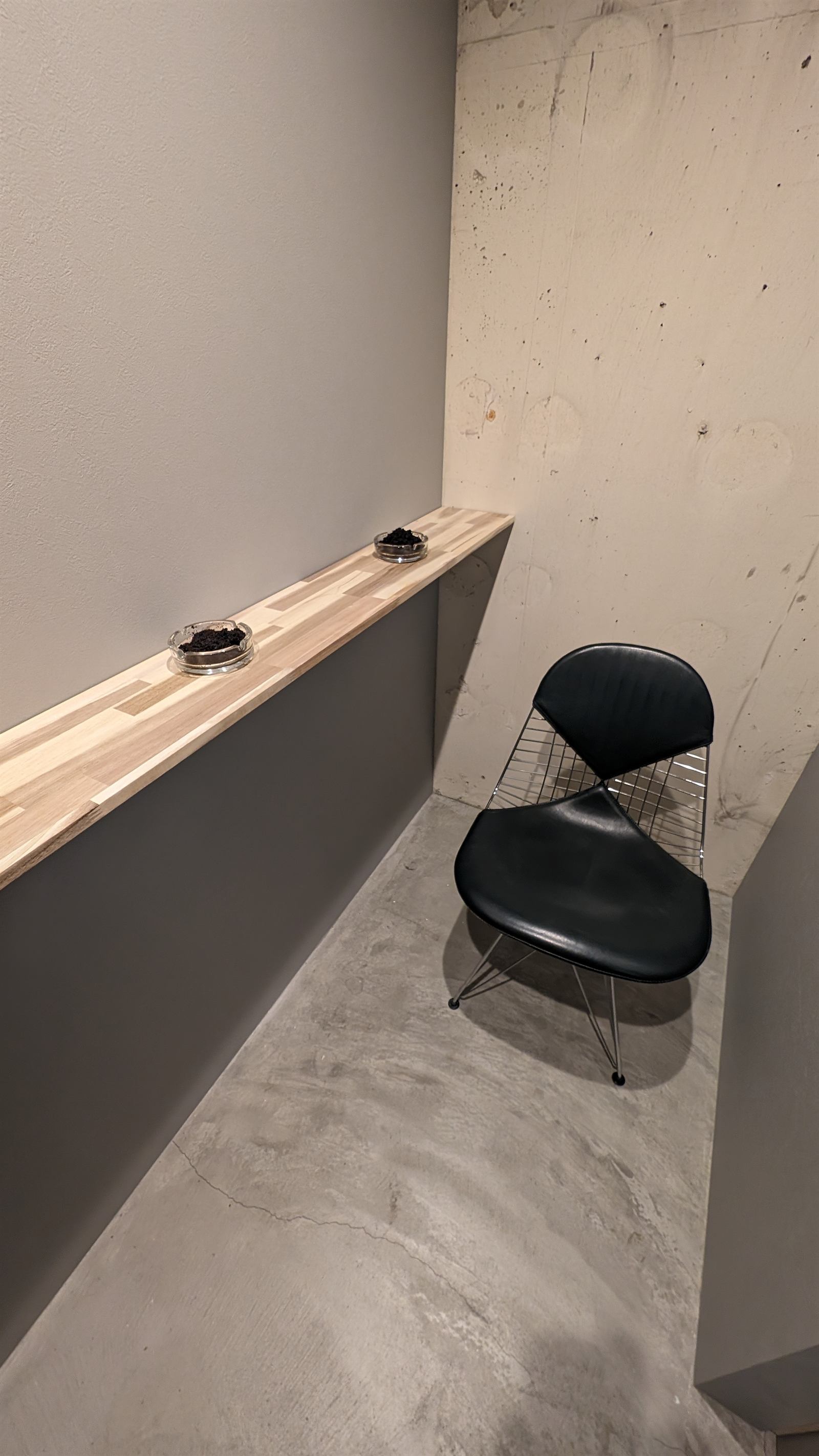 中央線・荻窪駅の作業スペース REBOOT CAFE の喫煙ブース。灰皿のあるカウンターと椅子